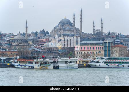 ISTANBUL, TURCHIA - 01 GENNAIO 2015: Nuvoloso giorno di gennaio sulle rive della Baia del Corno d'Oro Foto Stock