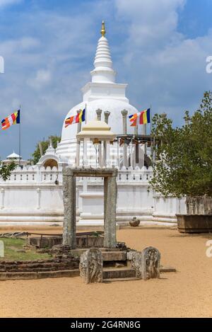 All'antico stupa del Thuparama Dagoba in una giornata di sole. Anuradhapura, Sri Lanka Foto Stock