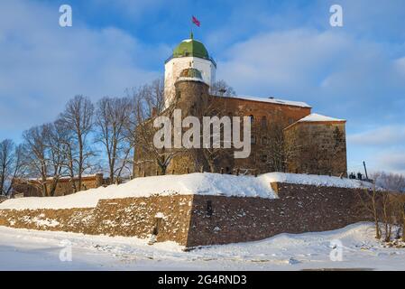 Castello di Vyborg alla luce del sole serale di febbraio. Regione di Leningrad, Russia Foto Stock