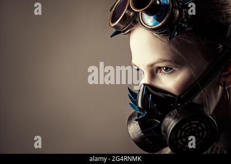 donna in maschera a gas closeup Foto Stock