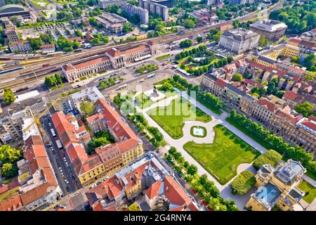 La stazione ferroviaria centrale di Zagabria e la piazza del re Tomislav vista aerea, capitale della Croazia Foto Stock