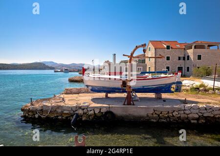 Coloratissimo porto e di fronte al mare di Isola di Krapanj, Spugna di mare del villaggio di raccolta, arcipelago di Sibenik di Croazia Foto Stock