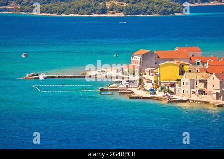 Isola di Krapanj colorata vista sul lungomare, Dalmazia arcipelago della Croazia Foto Stock