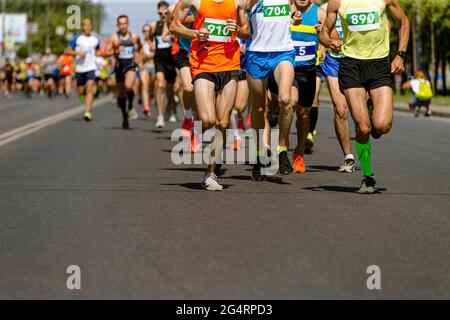 la gara di maratona leader si svolge davanti ai grandi corridori di gruppo Foto Stock