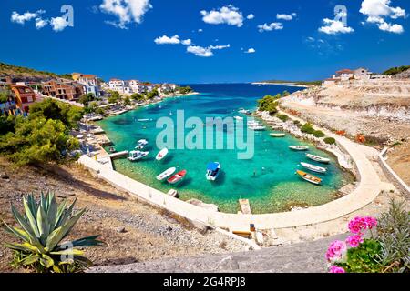 Idilliaca baia adriatica turchese vicino Primosten vista, arcipelago della Dalmazia in Croazia Foto Stock