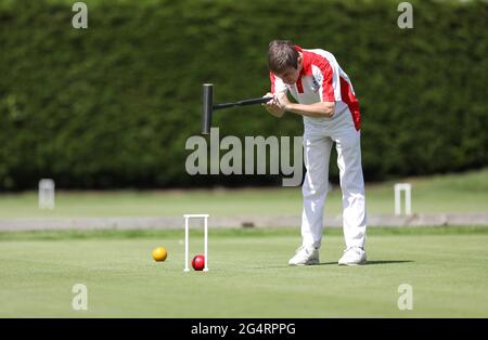 Brighton, Regno Unito. 23 Giugno 2021. I concorrenti partecipano al Golf Croquet Open Championships presso il Sussex County Croquet Club di Southwick, nel sud dell'Inghilterra. Credit: James Boardman/Alamy Live News Foto Stock