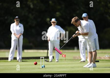 Brighton, Regno Unito. 23 Giugno 2021. I concorrenti partecipano al Golf Croquet Open Championships presso il Sussex County Croquet Club di Southwick, nel sud dell'Inghilterra. Credit: James Boardman/Alamy Live News Foto Stock