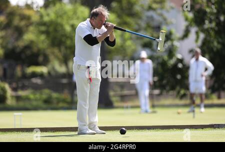 Brighton, Regno Unito. 23 Giugno 2021. I concorrenti partecipano al Golf Croquet Open Championships presso il Sussex County Croquet Club di Southwick, nel sud dell'Inghilterra. Credit: James Boardman/Alamy Live News Foto Stock