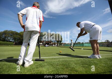 Brighton, Regno Unito. 23 Giugno 2021. I concorrenti partecipano al Golf Croquet Open Championships presso il Sussex County Croquet Club di Southwick, nel sud dell'Inghilterra. Credit: James Boardman/Alamy Live News Foto Stock