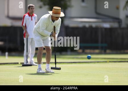 Brighton, Regno Unito. 23 Giugno 2021. I concorrenti partecipano al Golf Croquet Open Championships presso il Sussex County Croquet Club di Southwick, nel sud dell'Inghilterra. Credit: James Boardman/Alamy Live News Foto Stock