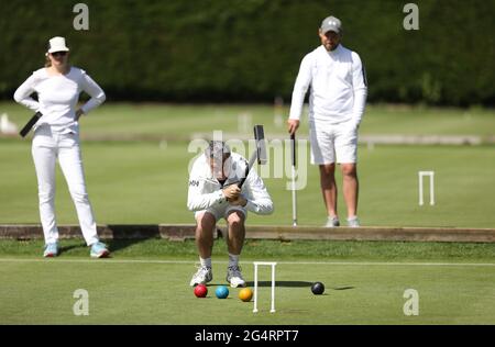 Brighton, Regno Unito. 23 Giugno 2021. I concorrenti partecipano al Golf Croquet Open Championships presso il Sussex County Croquet Club di Southwick, nel sud dell'Inghilterra. Credit: James Boardman/Alamy Live News Foto Stock