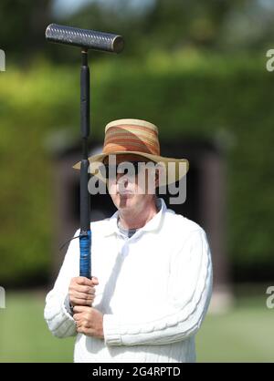 Brighton, Regno Unito. 23 Giugno 2021. I concorrenti partecipano al Golf Croquet Open Championships presso il Sussex County Croquet Club di Southwick, nel sud dell'Inghilterra. Credit: James Boardman/Alamy Live News Foto Stock