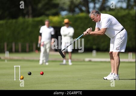 Brighton, Regno Unito. 23 Giugno 2021. I concorrenti partecipano al Golf Croquet Open Championships presso il Sussex County Croquet Club di Southwick, nel sud dell'Inghilterra. Credit: James Boardman/Alamy Live News Foto Stock