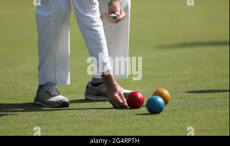 Brighton, Regno Unito. 23 Giugno 2021. I concorrenti partecipano al Golf Croquet Open Championships presso il Sussex County Croquet Club di Southwick, nel sud dell'Inghilterra. Credit: James Boardman/Alamy Live News Foto Stock