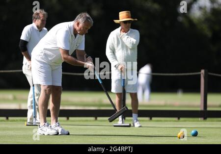 Brighton, Regno Unito. 23 Giugno 2021. I concorrenti partecipano al Golf Croquet Open Championships presso il Sussex County Croquet Club di Southwick, nel sud dell'Inghilterra. Credit: James Boardman/Alamy Live News Foto Stock