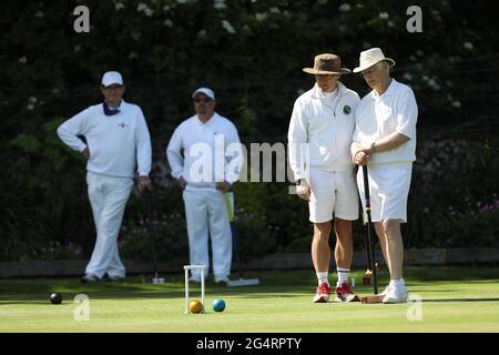 Brighton, Regno Unito. 23 Giugno 2021. I concorrenti partecipano al Golf Croquet Open Championships presso il Sussex County Croquet Club di Southwick, nel sud dell'Inghilterra. Credit: James Boardman/Alamy Live News Foto Stock