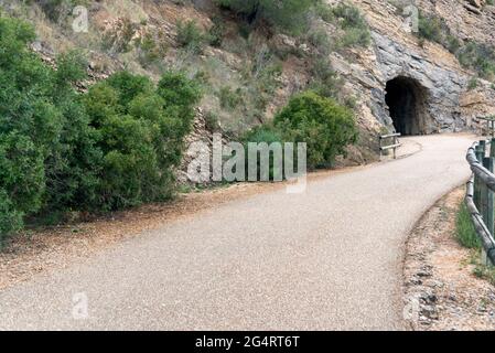 Tunnel situato sulla strada per il faro situato nel Parco Naturale della Sierra Helada a Benidorm, Spagna. Foto Stock