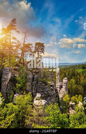 Rocce di Prachov (Prachovske skaly) nella regione di Cesky Raj, Repubblica Ceca. Formazione di roccia di arenaria nella foresta vibrante. Prachov Rocks, ceco: Prachovske ska Foto Stock