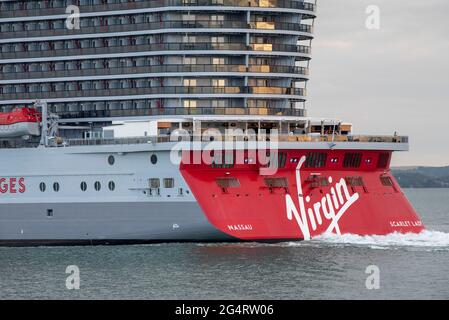 Portsmouth, Inghilterra, Regno Unito. 2021. Nave da crociera la signora scarlatto in corso con vista della sua poppa, equipaggio e cabine passeggeri. Foto Stock