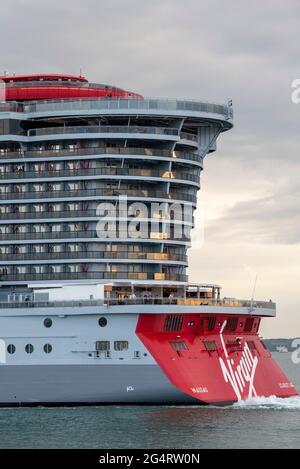 Portsmouth, Inghilterra, Regno Unito. 2021. Nave da crociera la signora scarlatto in corso con vista della sua poppa, equipaggio e cabine passeggeri. Foto Stock