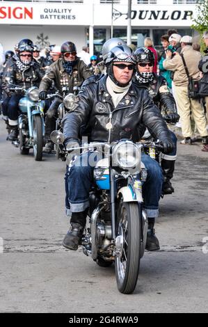 Motociclisti in vintage abbigliamento motociclistico che cavalcano moto classiche al Goodwood Revival 2011, UK. Cavalcare in pelle nera retrò, vecchie biciclette Foto Stock