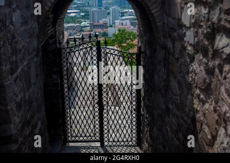 Porta a doppia alata intarsiata in ferro freddo ad Ankara Foto Stock