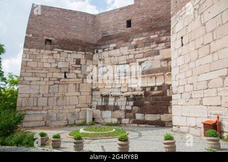 Le mura del Castello di Ankara, costruito con pietre di diverse dimensioni, precedentemente utilizzato in altri edifici antichi. Foto Stock