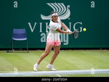 Ons Jabeur in azione contro Jelena Ostapenko durante il quinto giorno della Viking International al Devonshire Park, Eastbourne. Data immagine: Mercoledì 23 giugno 2021. Foto Stock