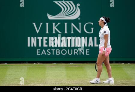 Ons Jabeur in azione contro Jelena Ostapenko durante il quinto giorno della Viking International al Devonshire Park, Eastbourne. Data immagine: Mercoledì 23 giugno 2021. Foto Stock