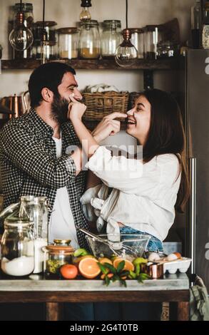 Giovane coppia felice che si diverte durante la cucina insieme Foto Stock