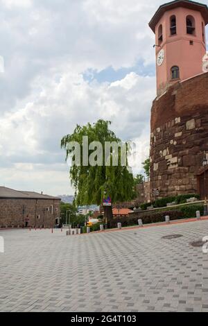 Ankara Castello torre dell'orologio e la piazza di fronte ad esso. Foto Stock