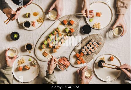 Cena di sushi giapponese di quarantena dal servizio di consegna o di asporto Foto Stock