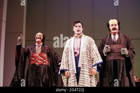 l-r: Royce Mills (Pooh-Bah), Colin Lee (Nanki-Poo), Gareth Jones (Pish-Tush) nel MIKADO di Gilbert & Sullivan al Savoy Theatre, Londra WC2 21/09/2000 a D’Oyly carte Production musical director: John Owen Edwards design: Tim Goodchild coreografia: Lindsay Dolan Judge: Ian Judge Foto Stock