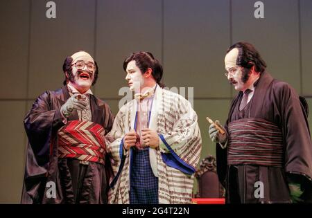 l-r: Royce Mills (Pooh-Bah), Colin Lee (Nanki-Poo), Gareth Jones (Pish-Tush) nel MIKADO di Gilbert & Sullivan al Savoy Theatre, Londra WC2 21/09/2000 a D’Oyly carte Production musical director: John Owen Edwards design: Tim Goodchild coreografia: Lindsay Dolan Judge: Ian Judge Foto Stock