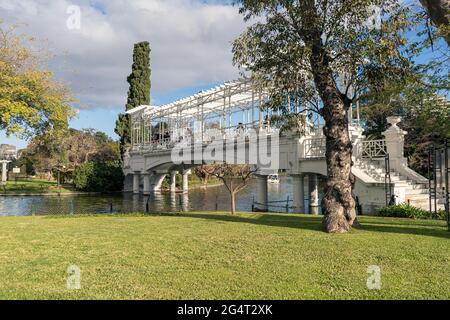 Buenos Aires, Argentina, 20 giugno 2021. Ponte nel parco chiamato Bosques de Palermo o Rosedal nel centro della città. Concetto turistico, viaggi. Foto Stock