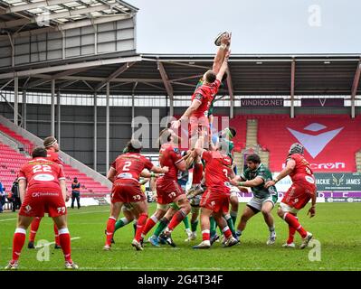 Llanelli, Galles. 20 febbraio 2021. Entrambe le squadre si contendono la line out durante la Guinness PRO14 match tra Scarlets e Benetton al Parc y Scarlets di Llanelli, Galles, Regno Unito, il 20 febbraio 2021. Gli stadi sportivi di tutto il Regno Unito sono soggetti a rigorose restrizioni a causa del Coronavirus Pandemic, in quanto le leggi governative sull'allontanamento sociale vietano i tifosi all'interno dei locali, con conseguente gioco a porte chiuse. Credito: Duncan Thomas/Majestic Media. Foto Stock