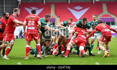 Llanelli, Galles. 20 febbraio 2021. Il Benetton guida in avanti verso la linea di prova durante la Guinness PRO14 match tra Scarlets e Benetton al Parc y Scarlets di Llanelli, Galles, Regno Unito, il 20 febbraio 2021. Gli stadi sportivi di tutto il Regno Unito sono soggetti a rigorose restrizioni a causa del Coronavirus Pandemic, in quanto le leggi governative sull'allontanamento sociale vietano i tifosi all'interno dei locali, con conseguente gioco a porte chiuse. Credito: Duncan Thomas/Majestic Media. Foto Stock