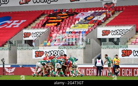 Llanelli, Galles. 20 febbraio 2021. Un maul durante la Guinness PRO14 match tra Scarlets e Benetton al Parc y Scarlets di Llanelli, Galles, Regno Unito, il 20 febbraio 2021. Gli stadi sportivi di tutto il Regno Unito sono soggetti a rigorose restrizioni a causa del Coronavirus Pandemic, in quanto le leggi governative sull'allontanamento sociale vietano i tifosi all'interno dei locali, con conseguente gioco a porte chiuse. Credito: Duncan Thomas/Majestic Media. Foto Stock