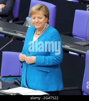 Berlino, Germania, 23 giugno, 2021.Dr. Angela Merkel è Cancelliere della Repubblica federale di Germania dal 22 novembre 2005. Il Parlamento ha sede nell'edificio del Reichstag dal 1999. Lo storico edificio Reichstag, situato sulla Platz der Republik 1 di Berlino, nel quartiere di Mitte, è stato modernizzato su progetto di Sir Norman Foster ed è considerato il luogo di nascita del parlamentarismo tedesco. Credit: Juergen Nowak/Alamy Live News Foto Stock