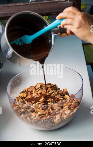 forno, panetteria, compleanno, biscotti, amaro, nero, scrivania nera, piastra nera, ciotola, marrone, torta al cioccolato marrone, brownie, torta, celebrazione, cioccolato br Foto Stock