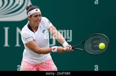 Ons Jabeur in azione contro Jelena Ostapenko durante il quinto giorno della Viking International al Devonshire Park, Eastbourne. Data immagine: Mercoledì 23 giugno 2021. Foto Stock