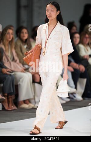 Jade Hsu cammina lungo la pista durante lo spettacolo di Oroton durante le collezioni del Afterpay Australian Fashion Week Resort 2022 a Carriageworks il 1° giugno 2021 Foto Stock