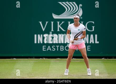 Ons Jabeur in azione contro Jelena Ostapenko durante il quinto giorno della Viking International al Devonshire Park, Eastbourne. Data immagine: Mercoledì 23 giugno 2021. Foto Stock