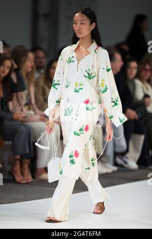 Un modello cammina sulla pista durante lo spettacolo di Oroton durante le collezioni Afterpay Australian Fashion Week Resort 2022 a Carriageworks il 1° giugno 2021 i. Foto Stock