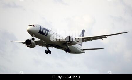 LOT Polish Airlines Boeing 787-9 Dreamliner si prepara per l'atterraggio all'aeroporto internazionale o'Hare di Chicago. Foto Stock