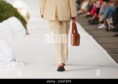 Un modello cammina sulla pista durante lo spettacolo di Oroton durante le collezioni Afterpay Australian Fashion Week Resort 2022 a Carriageworks il 1° giugno 2021 i. Foto Stock