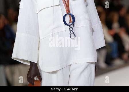 Un modello cammina sulla pista durante lo spettacolo di Oroton durante le collezioni Afterpay Australian Fashion Week Resort 2022 a Carriageworks il 1° giugno 2021 i. Foto Stock