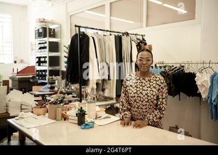 Fidata donna di moda africana che lavora nel suo studio Foto Stock