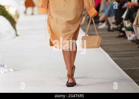 Un modello cammina sulla pista durante lo spettacolo di Oroton durante le collezioni Afterpay Australian Fashion Week Resort 2022 a Carriageworks il 1° giugno 2021 i. Foto Stock