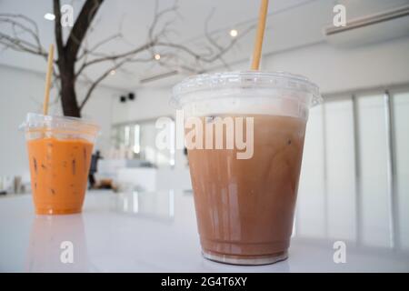 Bevande a base di latte ghiacciato in una caffetteria bianca, foto d'inventario Foto Stock